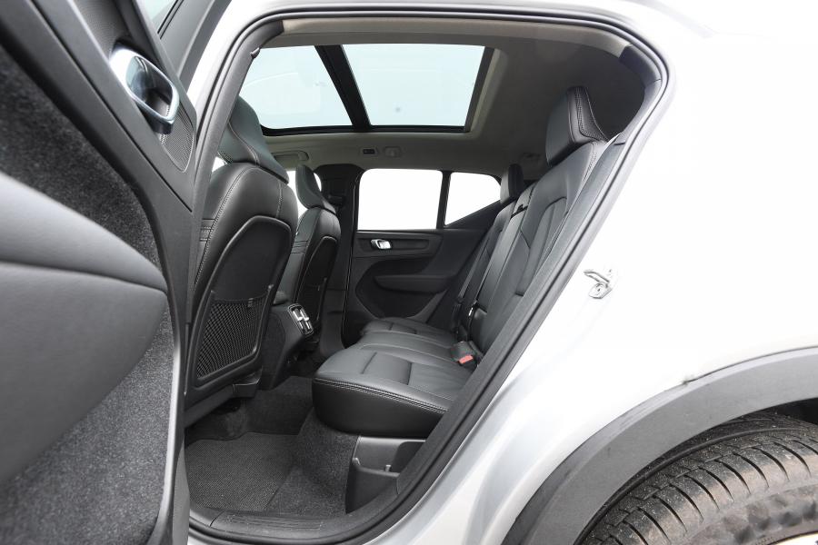 Интерьер Volvo XC40 T4 Inscription 2018 года  (UK) (фото 15 из 15)